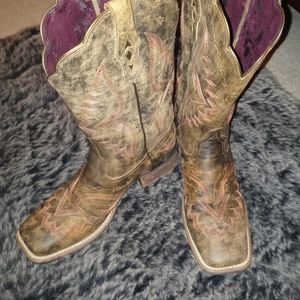 Ariat cowgirl boots. Only worn once. Beautiful boots. Size 10 B